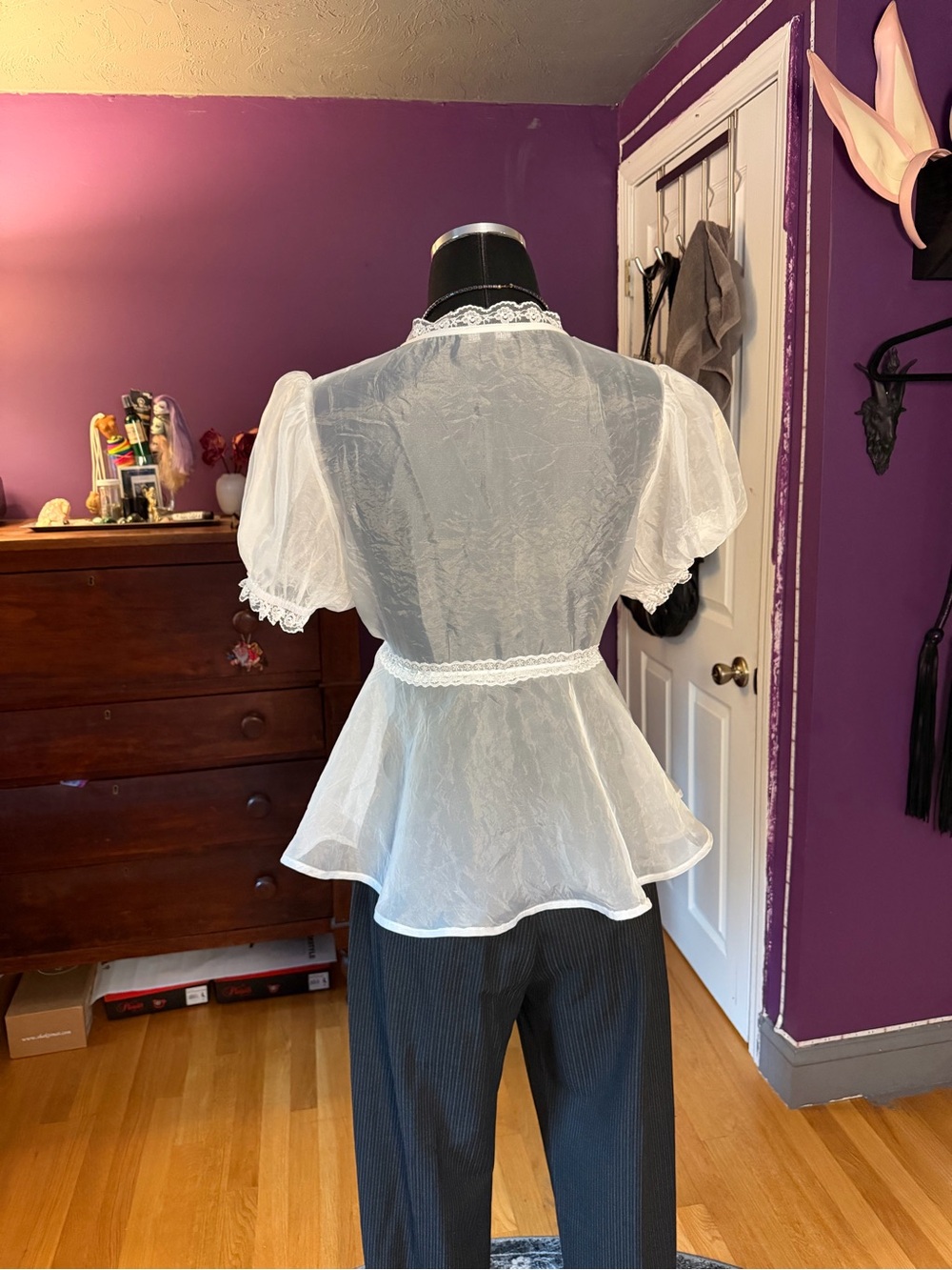 Current Mood Screenshot This White Lace Peplum Blouse with Puff Sleeves - Picture 4 of 4
